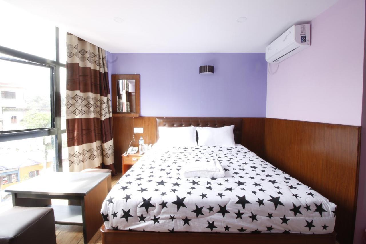 Everest Holiday Inn Kathmandu Esterno foto