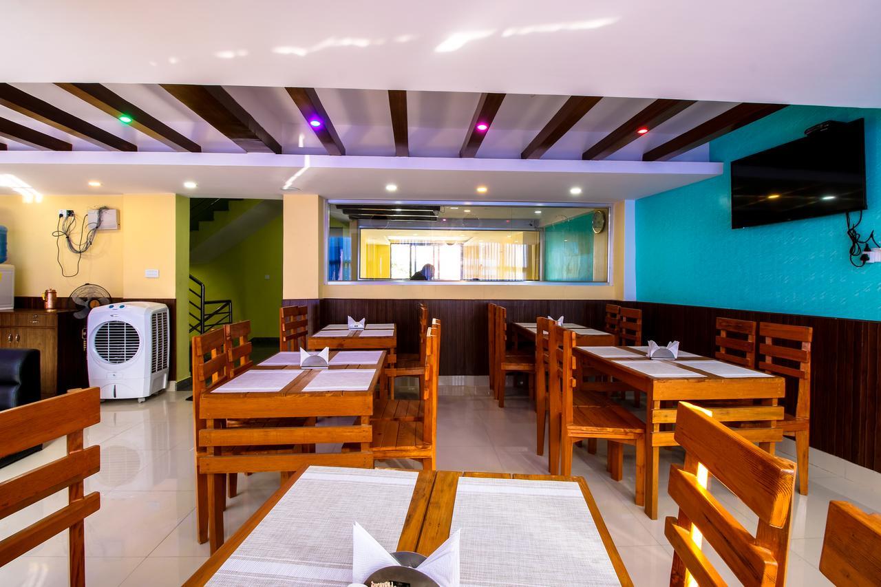 Everest Holiday Inn Kathmandu Esterno foto