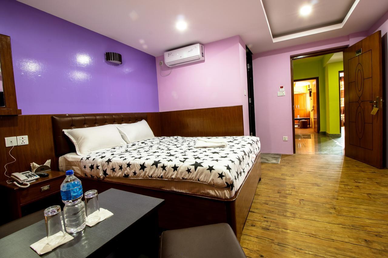 Everest Holiday Inn Kathmandu Esterno foto