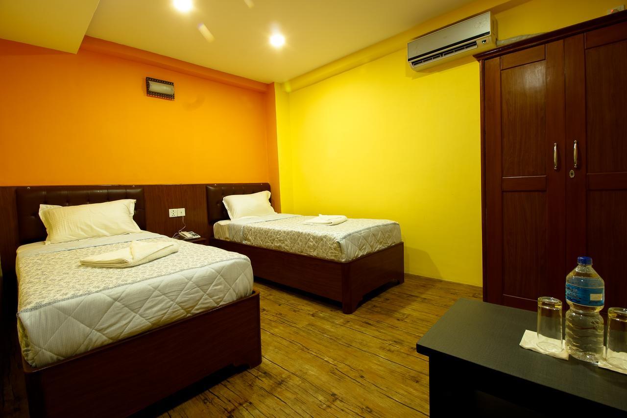Everest Holiday Inn Kathmandu Esterno foto