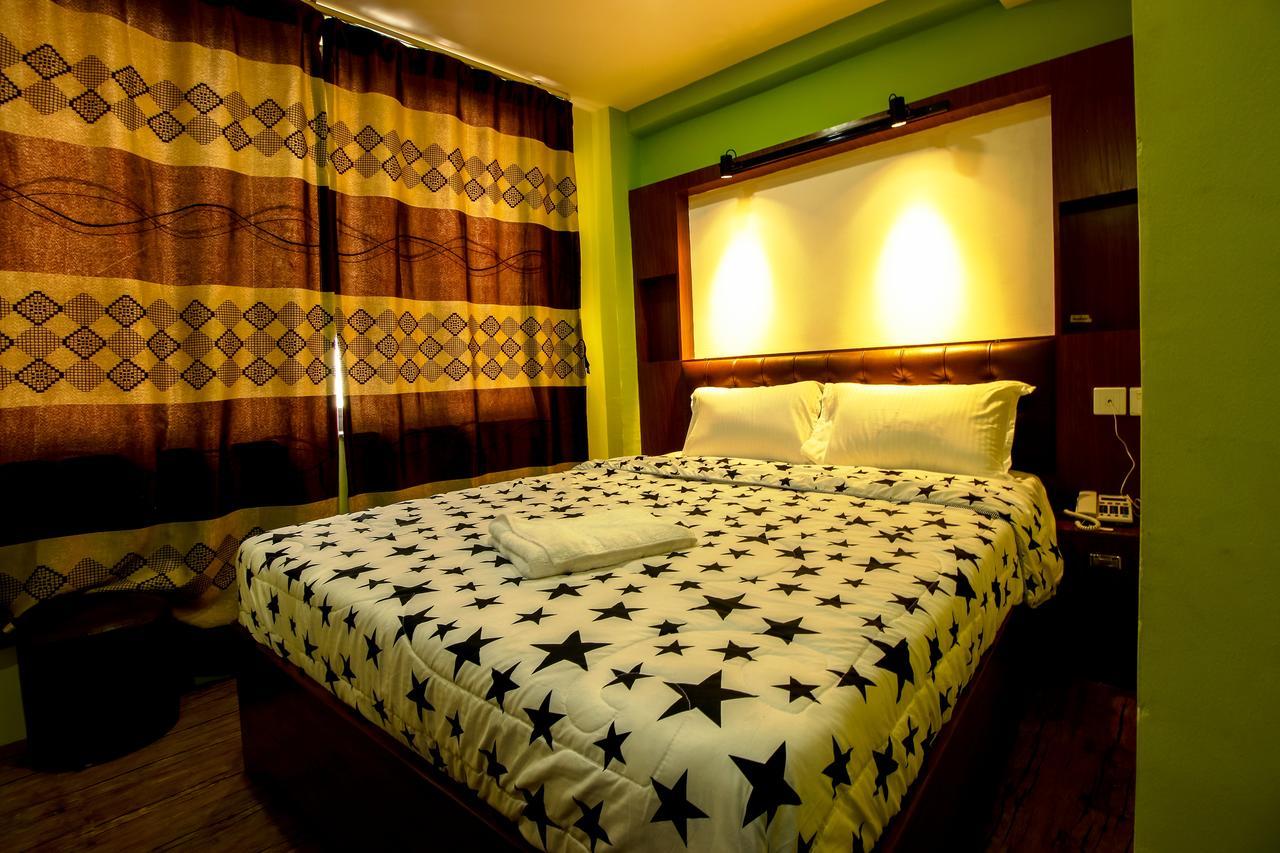 Everest Holiday Inn Kathmandu Esterno foto