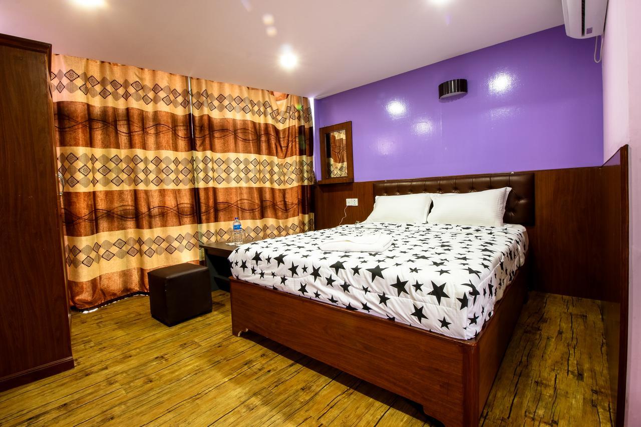 Everest Holiday Inn Kathmandu Esterno foto