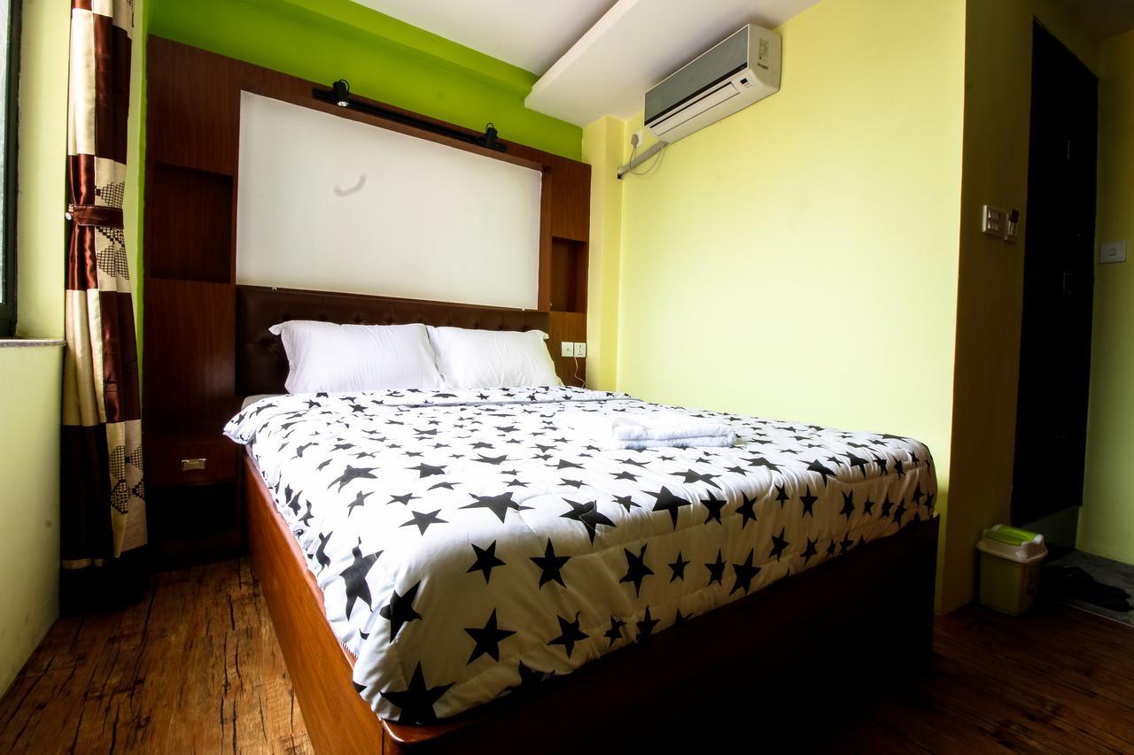 Everest Holiday Inn Kathmandu Esterno foto